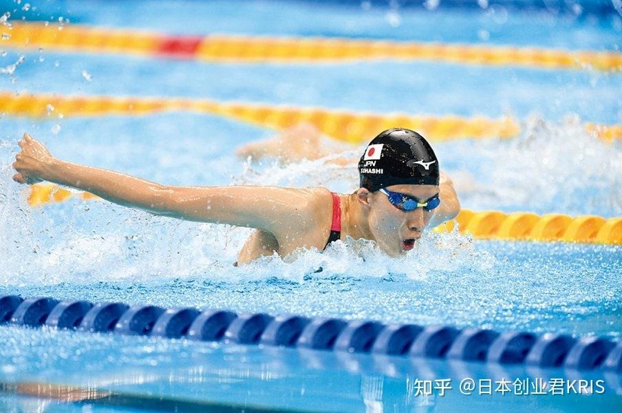 有一件事，19到20赛季拜仁拿三冠王的时候都没做到——本赛季，目前来看孔帕尼有机会